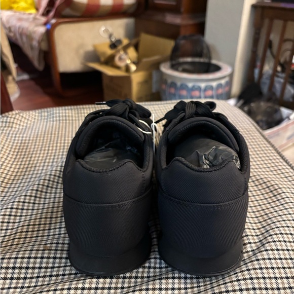 Prada Black Sneakers Sleek Low-Top Design - Picture 4 of 7